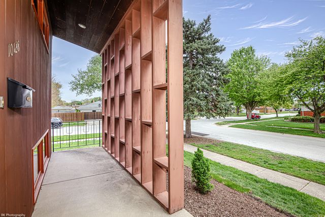 10128 S Kenton Avenue, Oak Lawn, IL 60453