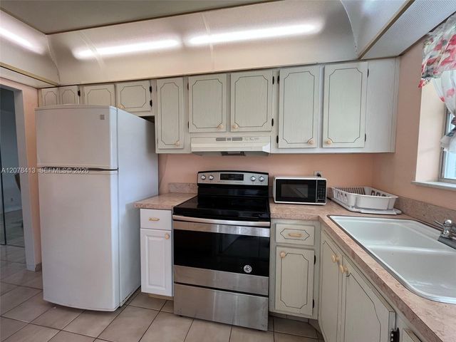 581 Blue Heron Drive 307-B, Hallandale Beach, FL 33009
