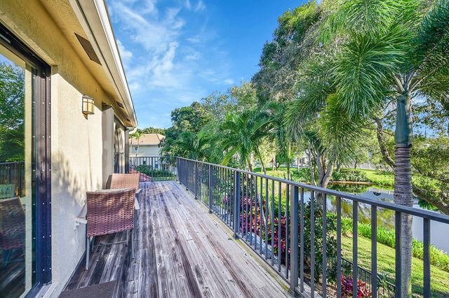 15 Lawrence Lake Drive, Boynton Beach, FL 33436