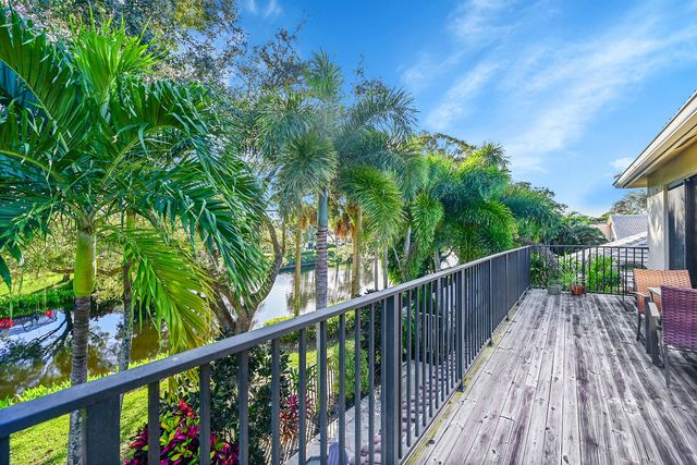 15 Lawrence Lake Drive, Boynton Beach, FL 33436