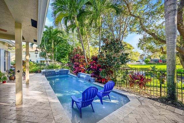 15 Lawrence Lake Drive, Boynton Beach, FL 33436