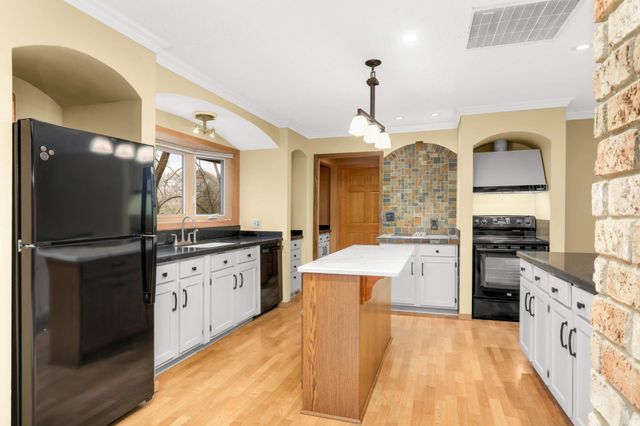 1810 Valley Curve Road, Mendota Heights, MN 55118