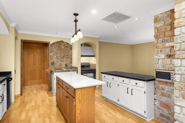 1810 Valley Curve Road, Mendota Heights, MN 55118