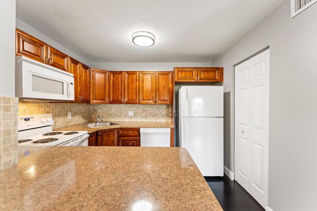 516 Shady Pine Way B2, Greenacres, FL 33415