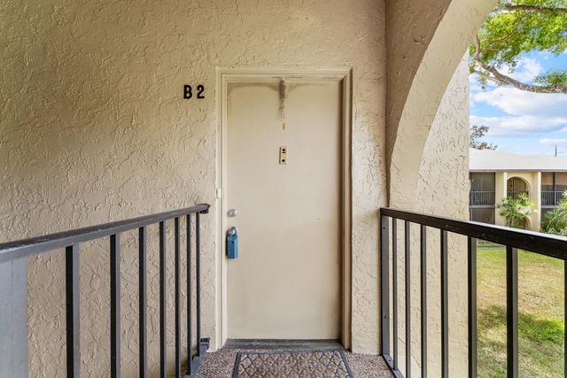 516 Shady Pine Way B2, Greenacres, FL 33415