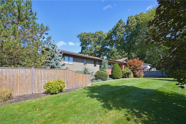 29 Sayles Hill Road, Lincoln, RI 02838