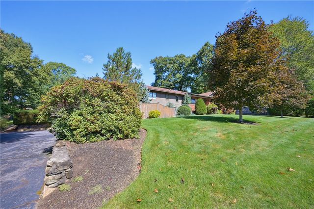29 Sayles Hill Road, Lincoln, RI 02838