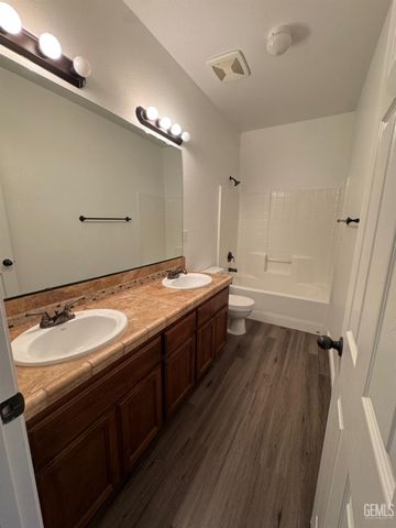 7210 Olen Arnold Avenue, Bakersfield, CA 93307