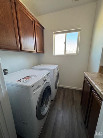 7210 Olen Arnold Avenue, Bakersfield, CA 93307