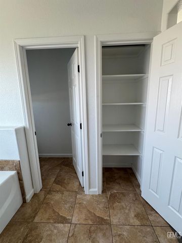 7210 Olen Arnold Avenue, Bakersfield, CA 93307