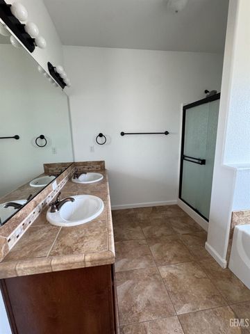 7210 Olen Arnold Avenue, Bakersfield, CA 93307