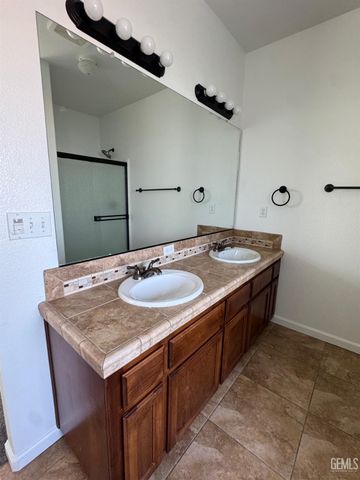 7210 Olen Arnold Avenue, Bakersfield, CA 93307