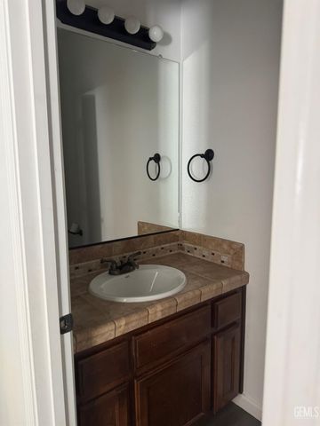 7210 Olen Arnold Avenue, Bakersfield, CA 93307