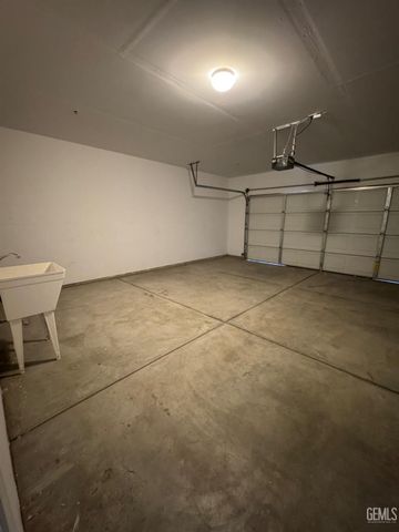 7210 Olen Arnold Avenue, Bakersfield, CA 93307