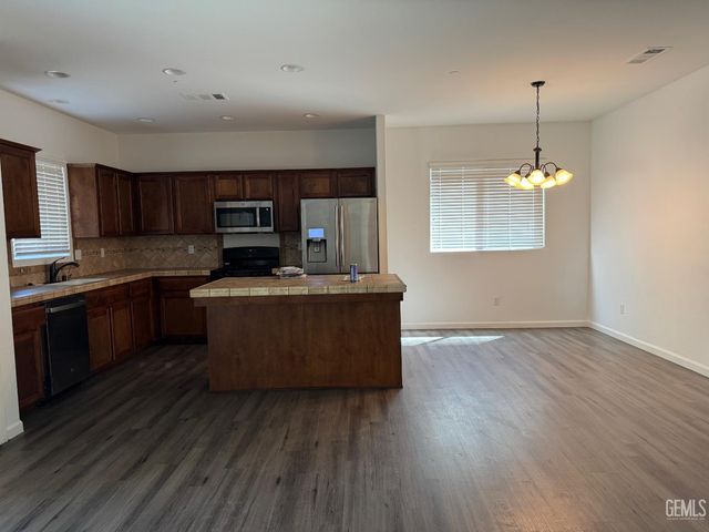 7210 Olen Arnold Avenue, Bakersfield, CA 93307
