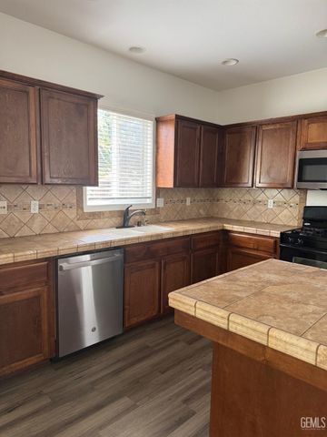 7210 Olen Arnold Avenue, Bakersfield, CA 93307