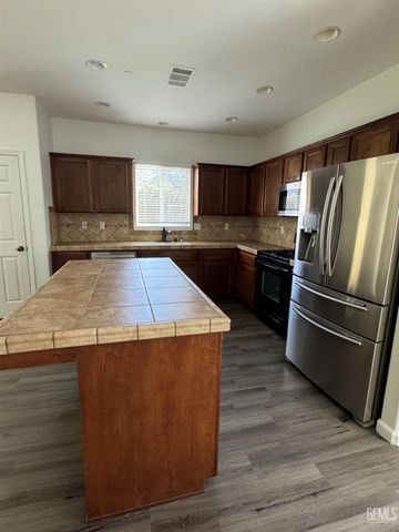 7210 Olen Arnold Avenue, Bakersfield, CA 93307