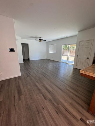 7210 Olen Arnold Avenue, Bakersfield, CA 93307