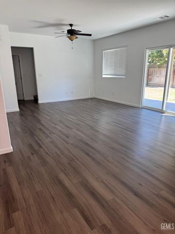 7210 Olen Arnold Avenue, Bakersfield, CA 93307
