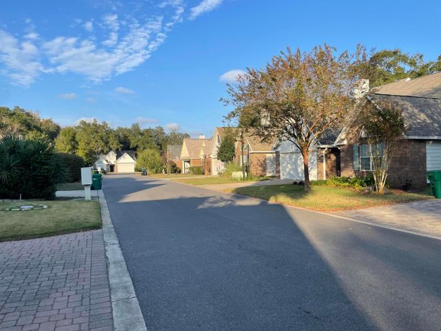 830 Fairway Lakes Drive, Niceville, FL 32578