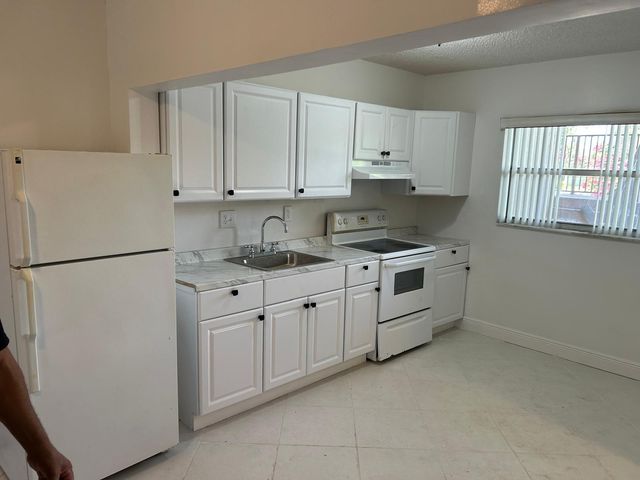 3900 NW 76th Avenue, Sunrise, FL 33351