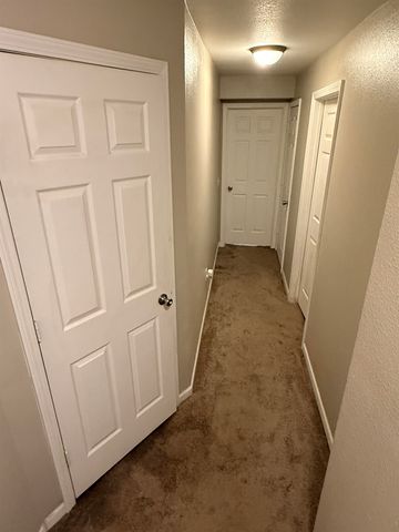 611 14th St SE, Minot, ND 58701