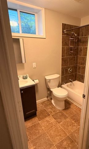 611 14th St SE, Minot, ND 58701