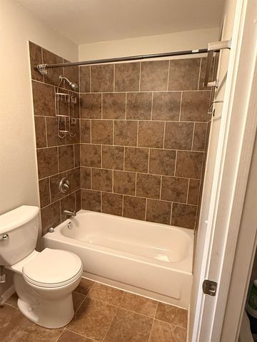 611 14th St SE, Minot, ND 58701