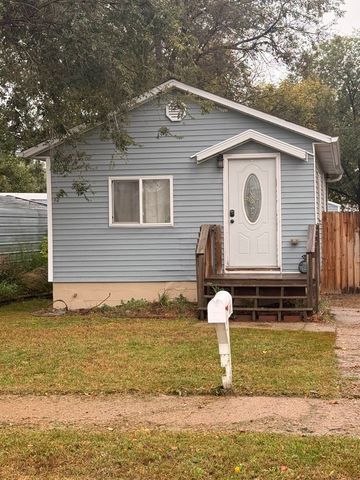 611 14th St SE, Minot, ND 58701