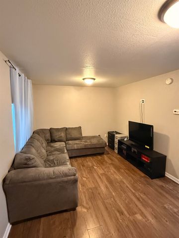 611 14th St SE, Minot, ND 58701