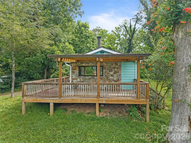 1705 Willow Road, Hendersonville, NC 28739