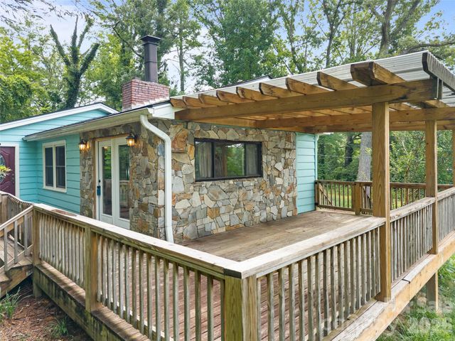 1705 Willow Road, Hendersonville, NC 28739