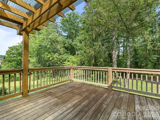 1705 Willow Road, Hendersonville, NC 28739