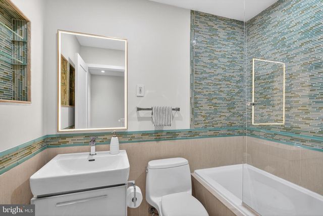 2828 ELLICOTT ST NW, Washington, DC 20008