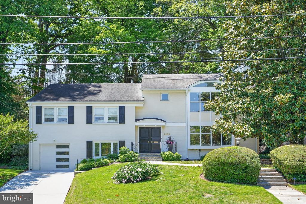 2828 ELLICOTT ST NW, Washington, DC 20008