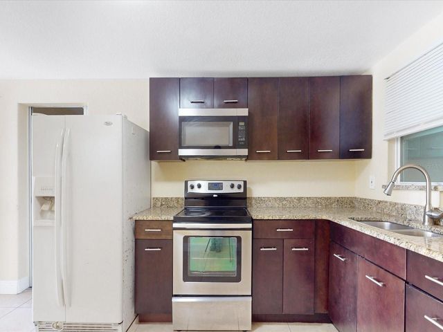 2017 MILLER BOULEVARD, Fruitland Park, FL 34731