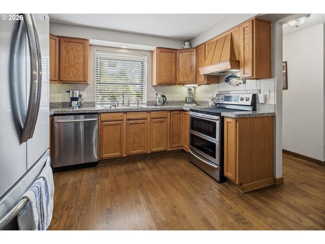 6777 OAKRIDGE Dr, Gladstone, OR 97027