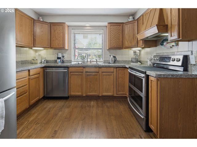 6777 OAKRIDGE Dr, Gladstone, OR 97027