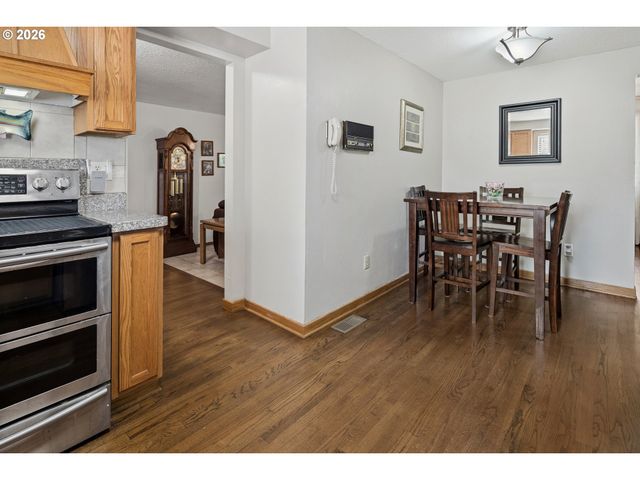 6777 OAKRIDGE Dr, Gladstone, OR 97027