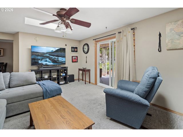 6777 OAKRIDGE Dr, Gladstone, OR 97027