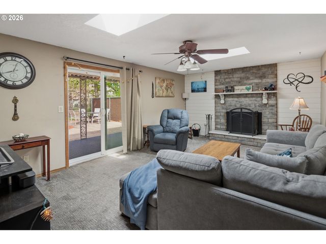 6777 OAKRIDGE Dr, Gladstone, OR 97027