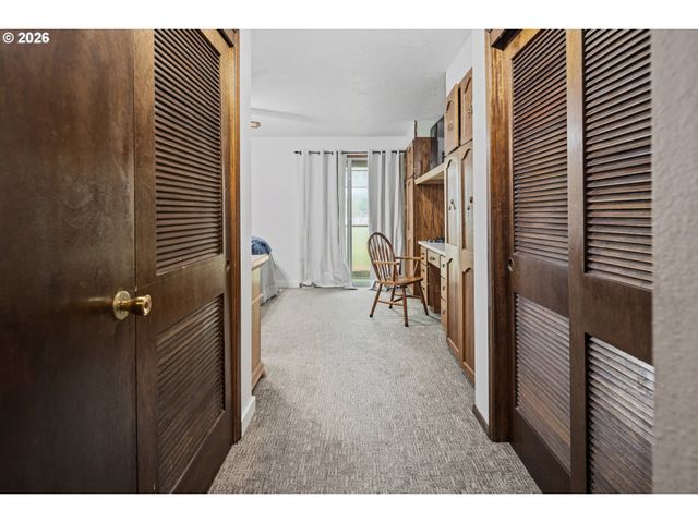 6777 OAKRIDGE Dr, Gladstone, OR 97027