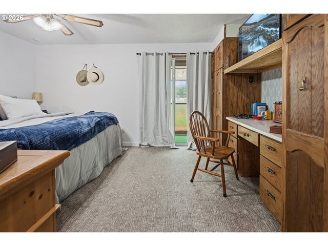 6777 OAKRIDGE Dr, Gladstone, OR 97027