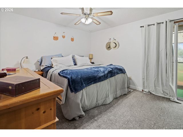 6777 OAKRIDGE Dr, Gladstone, OR 97027