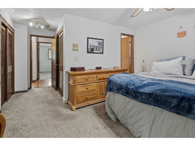 6777 OAKRIDGE Dr, Gladstone, OR 97027