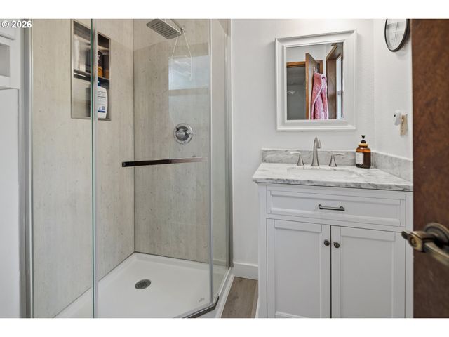 6777 OAKRIDGE Dr, Gladstone, OR 97027