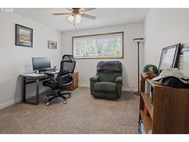 6777 OAKRIDGE Dr, Gladstone, OR 97027