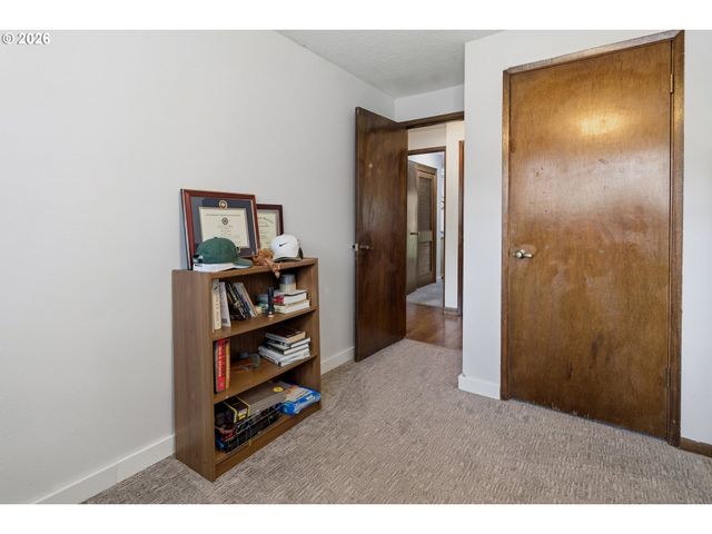 6777 OAKRIDGE Dr, Gladstone, OR 97027