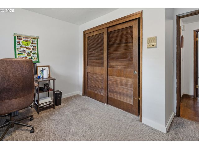 6777 OAKRIDGE Dr, Gladstone, OR 97027