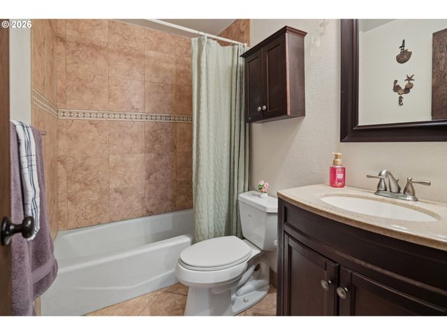 6777 OAKRIDGE Dr, Gladstone, OR 97027